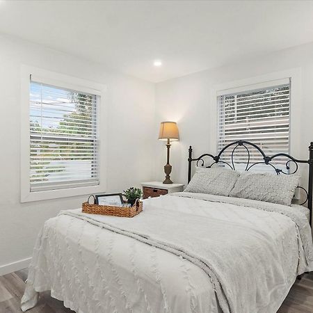 Quaint Gulfport Beach Bungalow เซนต์ปีเตอร์สเบิร์ก ภายนอก รูปภาพ