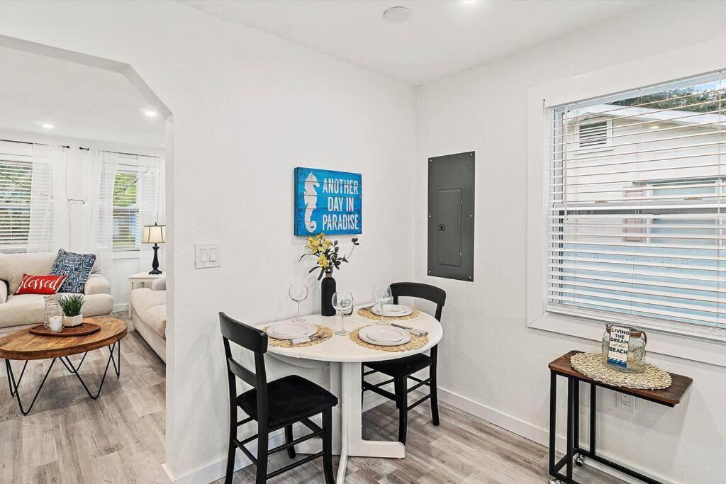 Quaint Gulfport Beach Bungalow เซนต์ปีเตอร์สเบิร์ก ภายนอก รูปภาพ