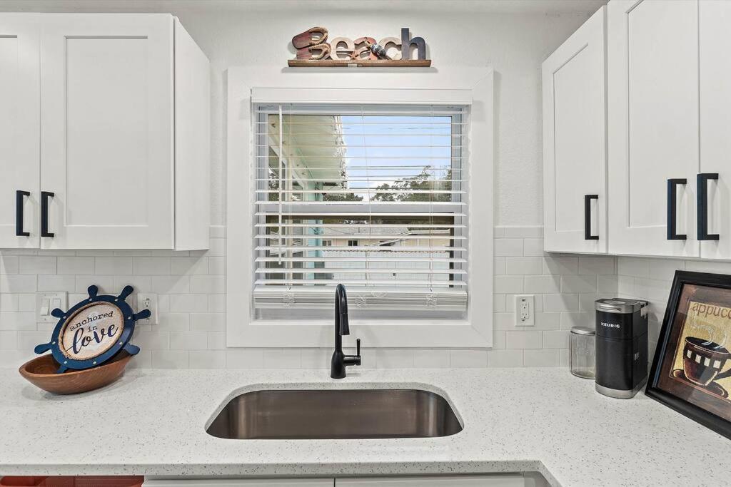 Quaint Gulfport Beach Bungalow เซนต์ปีเตอร์สเบิร์ก ภายนอก รูปภาพ