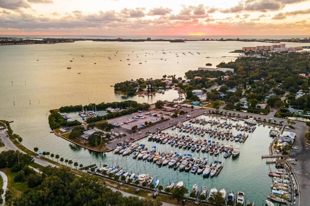 Quaint Gulfport Beach Bungalow เซนต์ปีเตอร์สเบิร์ก ภายนอก รูปภาพ