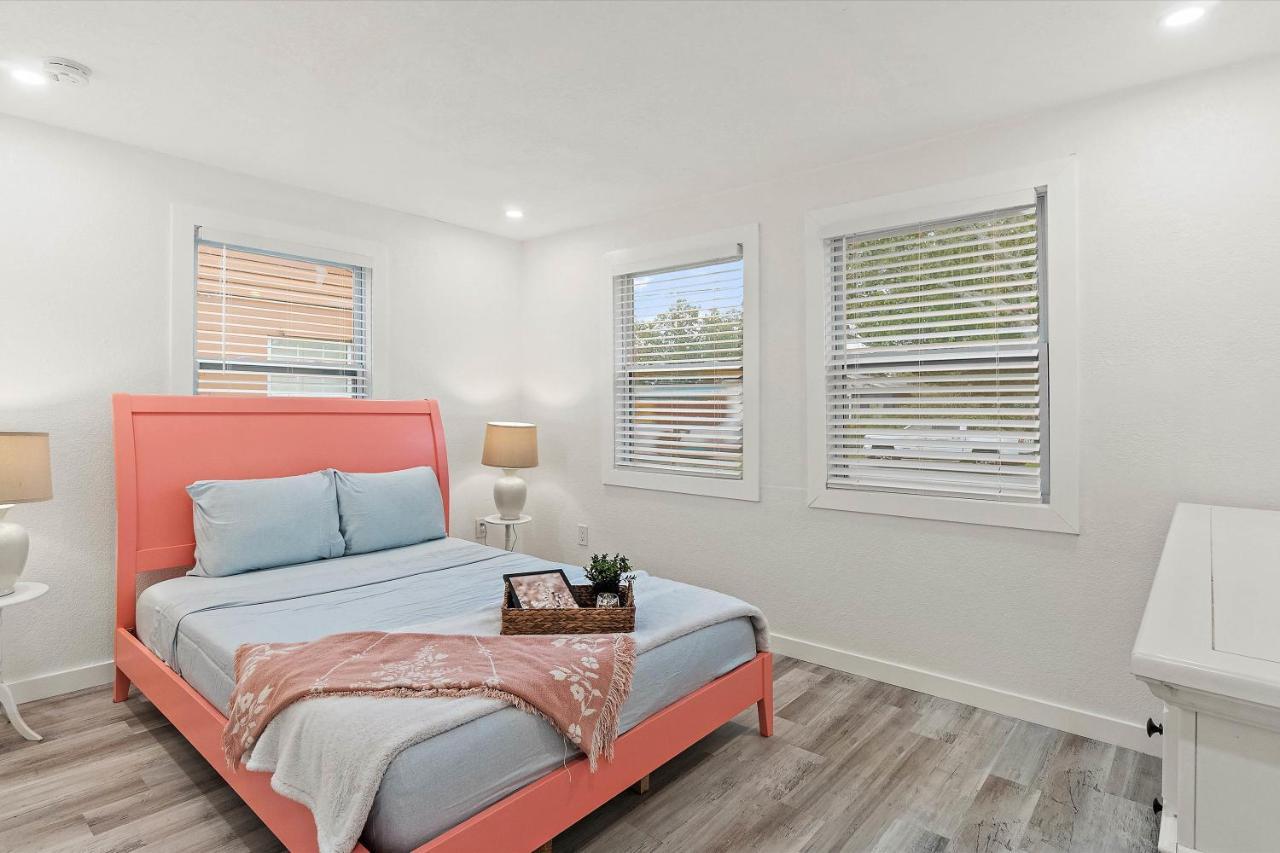 Quaint Gulfport Beach Bungalow เซนต์ปีเตอร์สเบิร์ก ภายนอก รูปภาพ