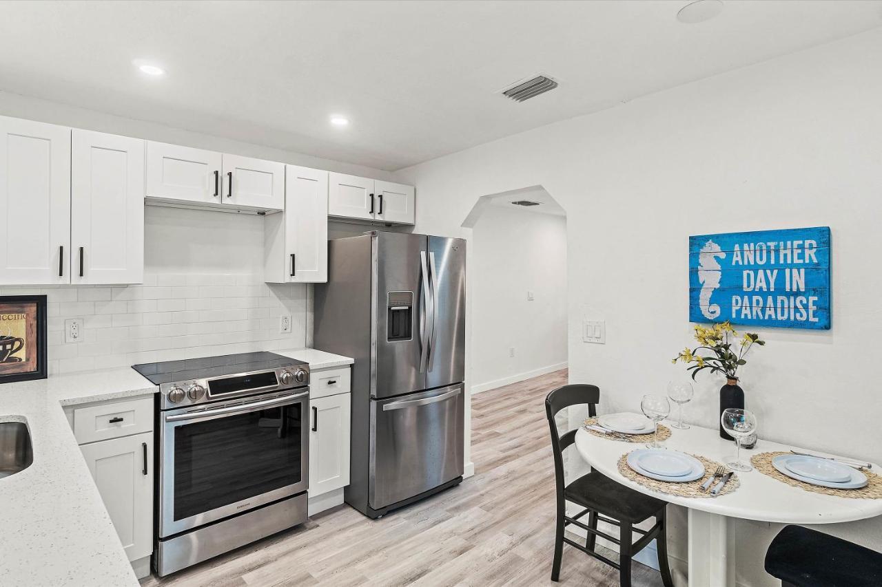 Quaint Gulfport Beach Bungalow เซนต์ปีเตอร์สเบิร์ก ภายนอก รูปภาพ