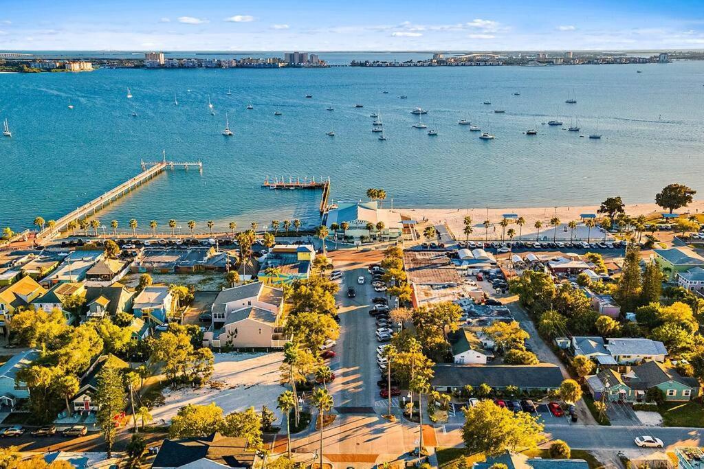 Quaint Gulfport Beach Bungalow เซนต์ปีเตอร์สเบิร์ก ภายนอก รูปภาพ
