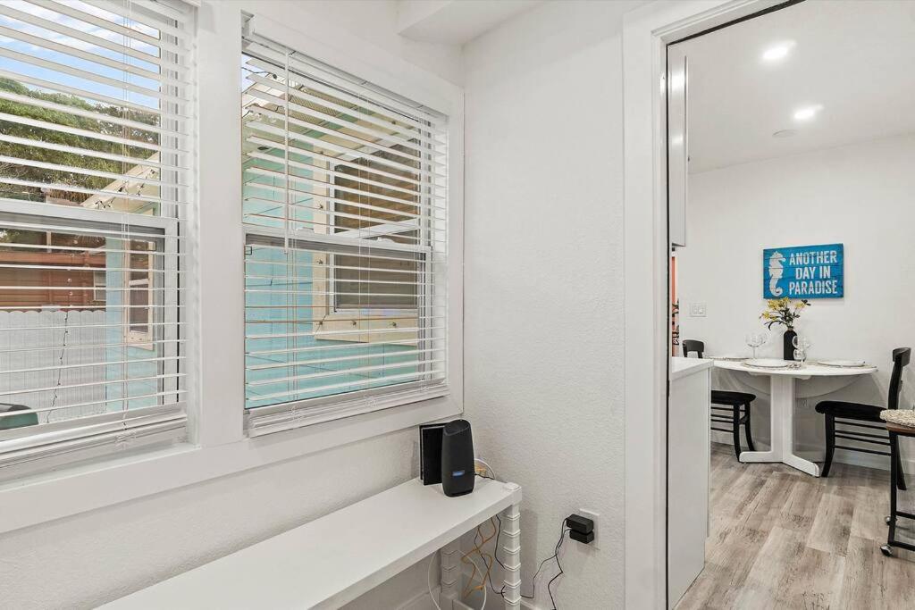 Quaint Gulfport Beach Bungalow เซนต์ปีเตอร์สเบิร์ก ภายนอก รูปภาพ