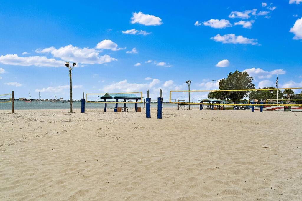 Quaint Gulfport Beach Bungalow เซนต์ปีเตอร์สเบิร์ก ภายนอก รูปภาพ
