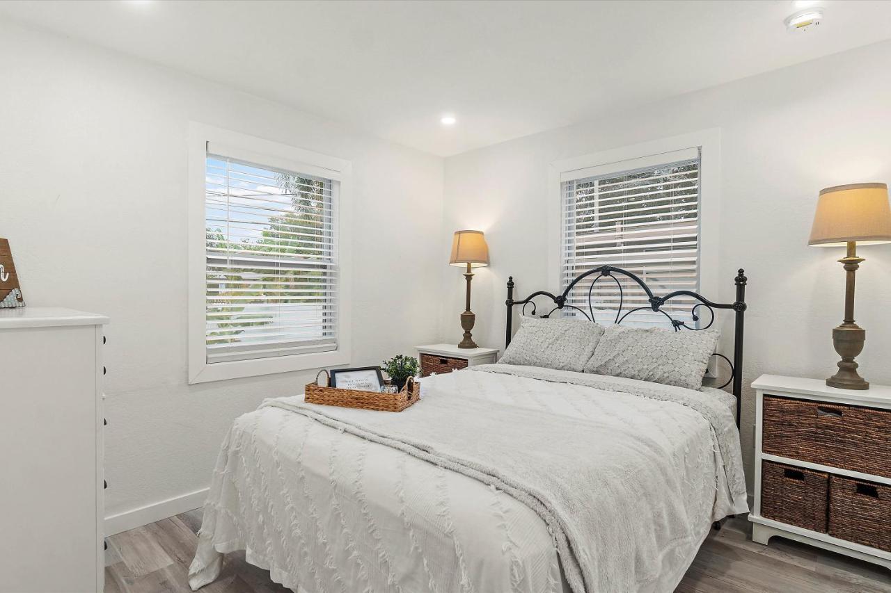 Quaint Gulfport Beach Bungalow เซนต์ปีเตอร์สเบิร์ก ภายนอก รูปภาพ