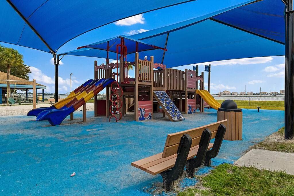 Quaint Gulfport Beach Bungalow เซนต์ปีเตอร์สเบิร์ก ภายนอก รูปภาพ