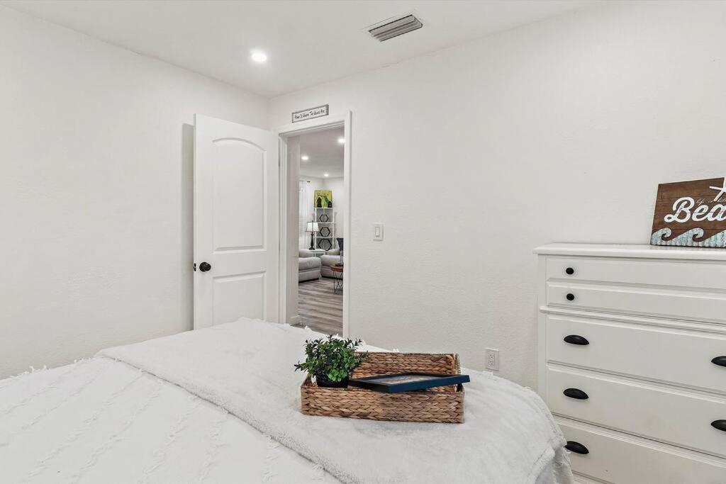 Quaint Gulfport Beach Bungalow เซนต์ปีเตอร์สเบิร์ก ภายนอก รูปภาพ