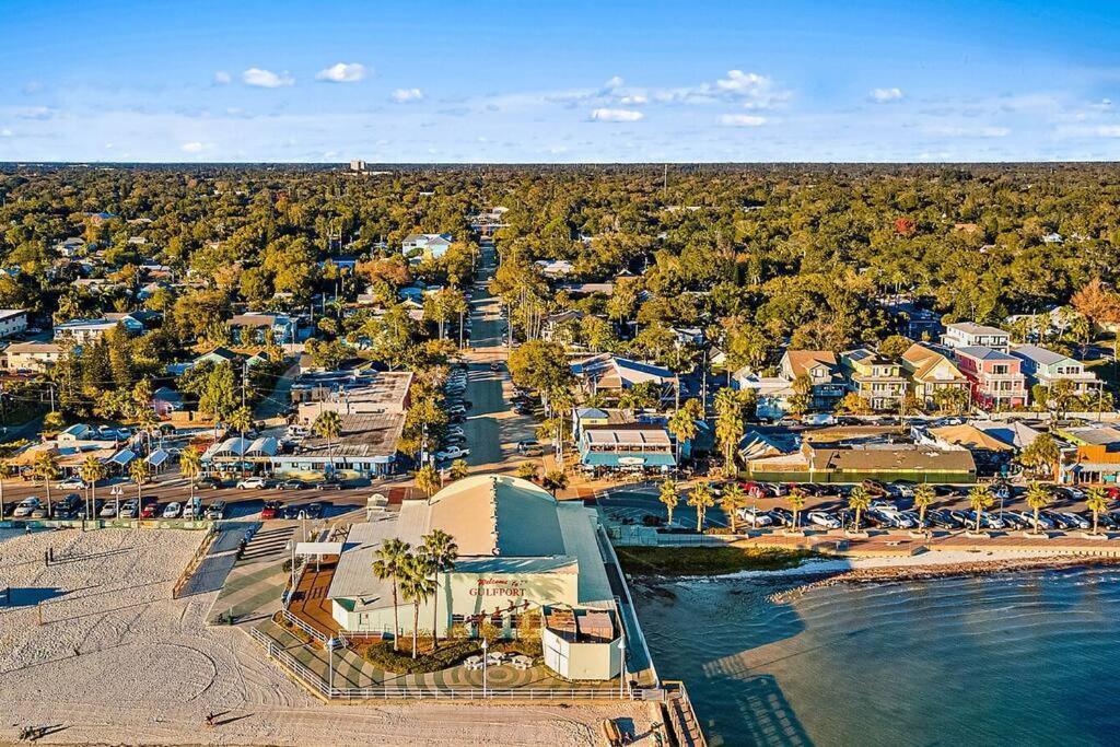 Quaint Gulfport Beach Bungalow เซนต์ปีเตอร์สเบิร์ก ภายนอก รูปภาพ